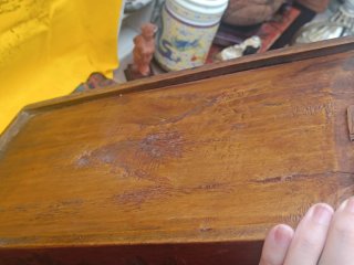 Caja de madera antigua pintada