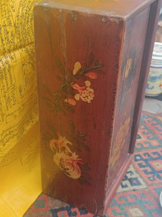 Caja de madera antigua pintada