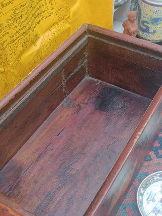 Caja de madera antigua pintada