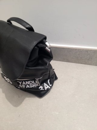Mochila Negra con Cremallera y Logo