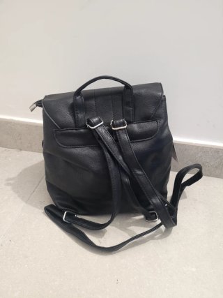 Mochila Negra con Cremallera y Logo