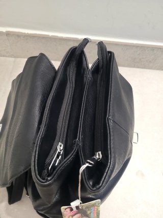 Mochila Negra con Cremallera y Logo