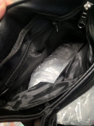 Mochila Negra con Cremallera y Logo
