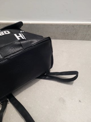 Mochila Negra con Cremallera y Logo