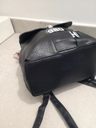 Mochila Negra con Cremallera y Logo