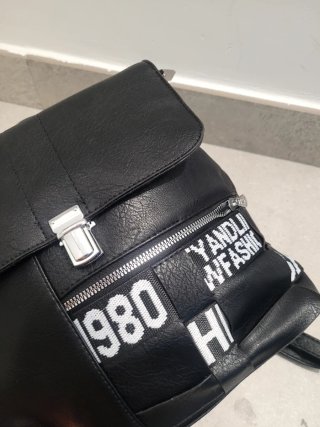 Mochila Negra con Cremallera y Logo