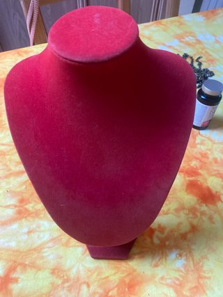 Expositor terciopelo rojo para collares