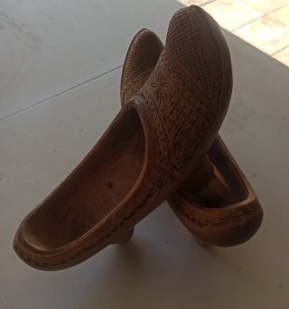 Albarcas de madera tallada