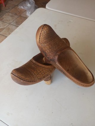 Albarcas de madera tallada