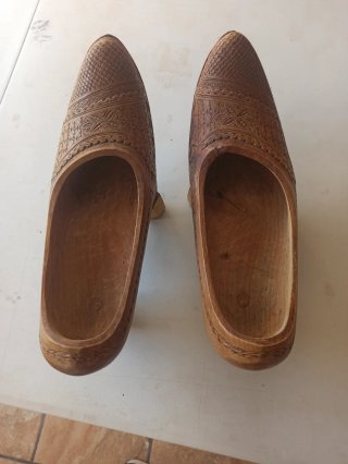 Albarcas de madera tallada
