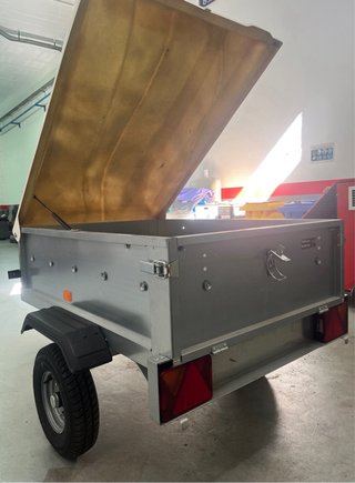 Remolque ligero con tapa de fibra
