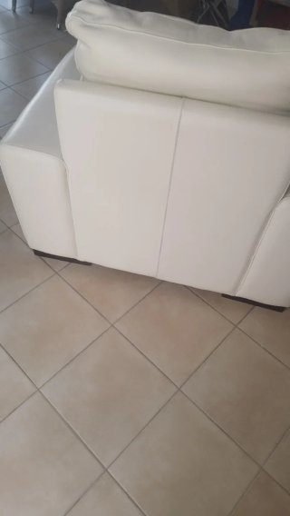 elegante Sillón de piel beige.con patas de madera