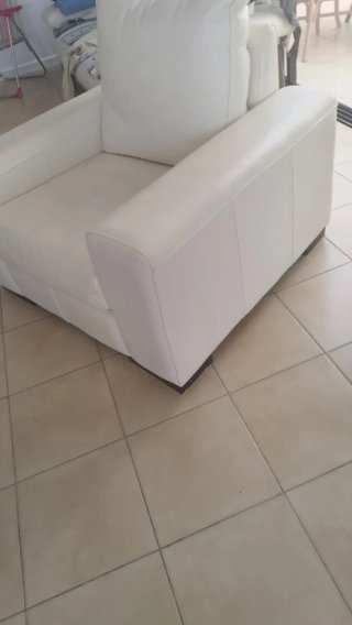 elegante Sillón de piel beige.con patas de madera
