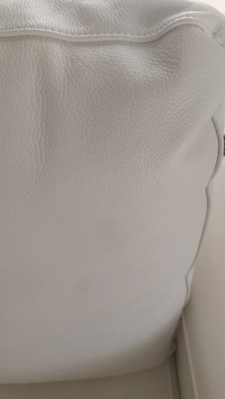 elegante Sillón de piel beige.con patas de madera