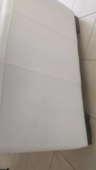 elegante Sillón de piel beige.con patas de madera