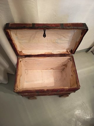 Baúl antiguo madera y metal