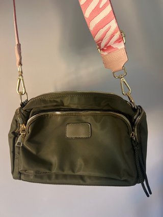 Bolso bandolera con correa cebra rosa