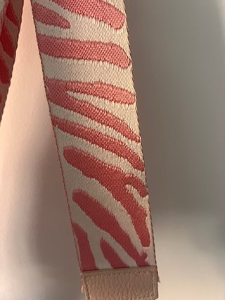 Bolso bandolera con correa cebra rosa