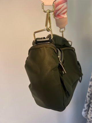 Bolso bandolera con correa cebra rosa