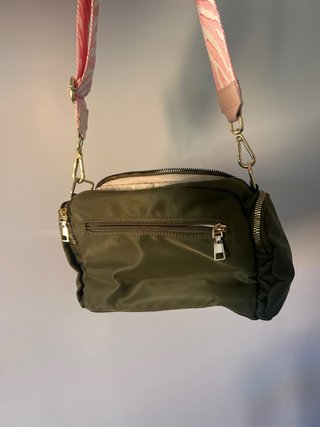 Bolso bandolera con correa cebra rosa