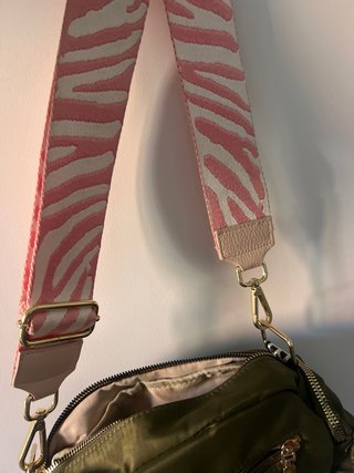 Bolso bandolera con correa cebra rosa