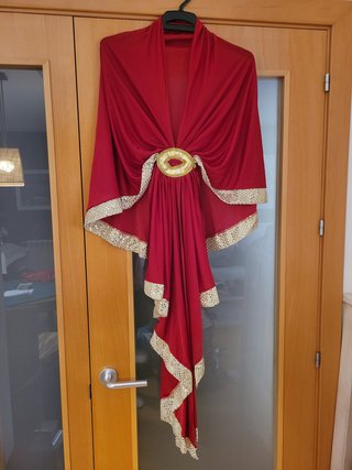 Vestido y Túnica Romana con Hebilla Dorada