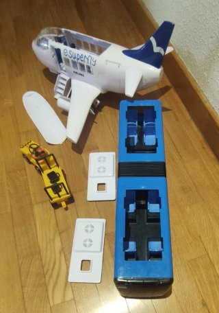 Avión y autobús de juguete