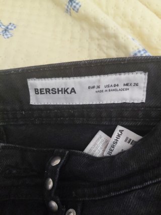 Pantalón vaquero holgado con estrella en los bolsi