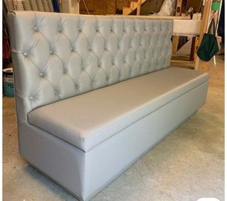 Cabecero de cama tapizado gris y dorado