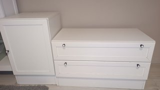 2 Mesitas de noche blancas y comoda
