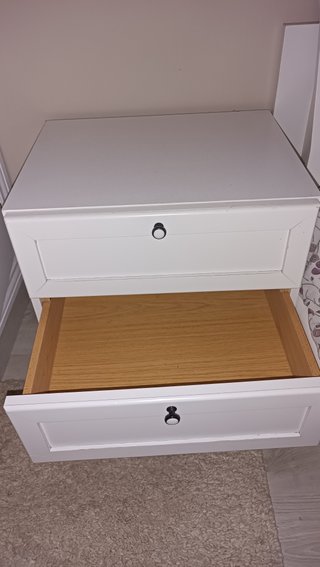 2 Mesitas de noche blancas y comoda