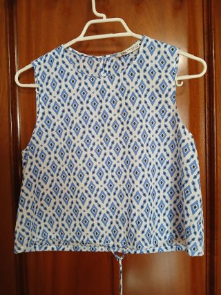 Blusa Zara sin mangas estampada XS