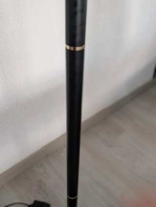 Lámpara de pie negra con bonitas líneas doradas