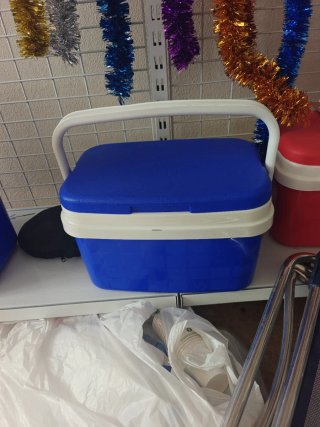 Nevera portátil azul y blanca – buen estado