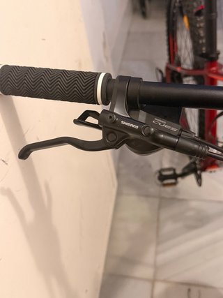 Bicicleta de montaña roja.