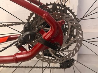 Bicicleta de montaña roja.