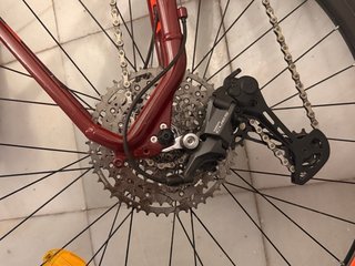 Bicicleta de montaña roja.