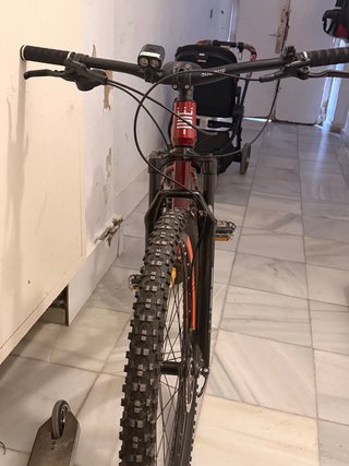 Bicicleta de montaña roja.