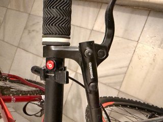 Bicicleta de montaña roja.