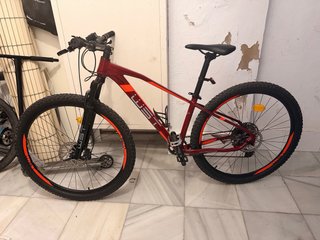 Bicicleta de montaña roja.
