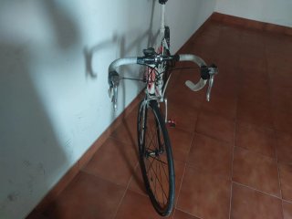 Bicicleta de carretera blanca