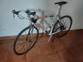 Bicicleta de carretera blanca