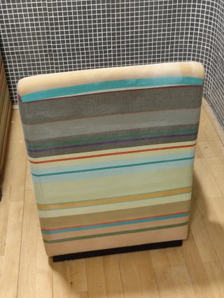 Sillón de tela a rayas multicolor