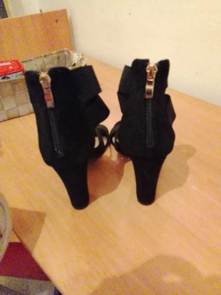 Sandalias negras de tacón