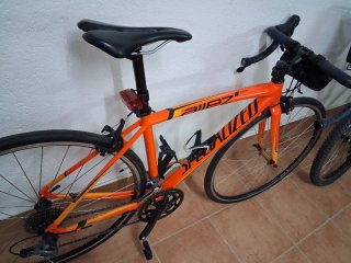 Bicicleta de carretera Specialized naranja