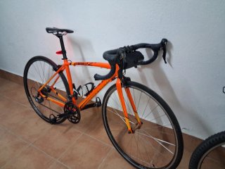 Bicicleta de carretera Specialized naranja