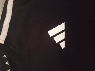 Camiseta Adidas Negra con Rayas Blancas