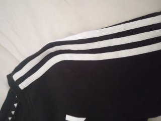 Camiseta Adidas Negra con Rayas Blancas