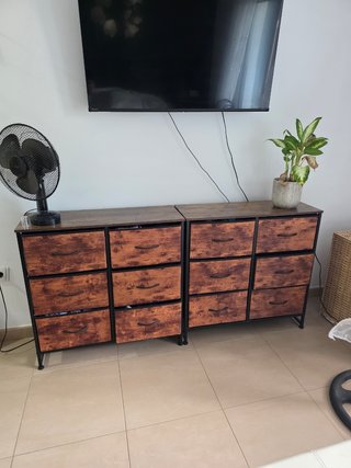 Comoda Metal, madera y cajones de tela.