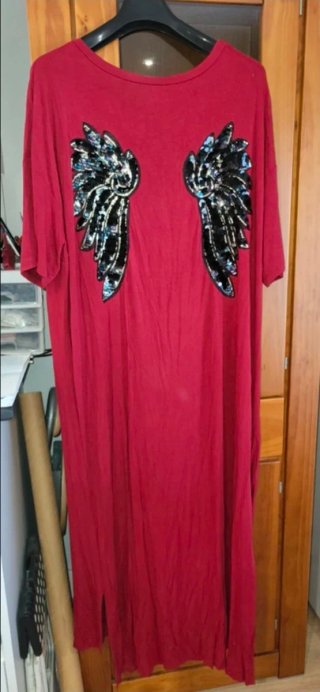 Vestido largo rojo con alas de lentejuelas